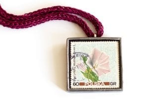 Dzikie Twory naszyjnik ze znaczkiem pocztowym powój zbliżenie na detal