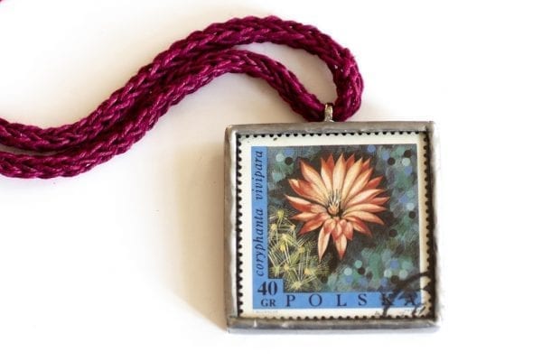 Dzikie Twory - naszyjnik ze znaczkiem pocztowym zbliżenie na detal