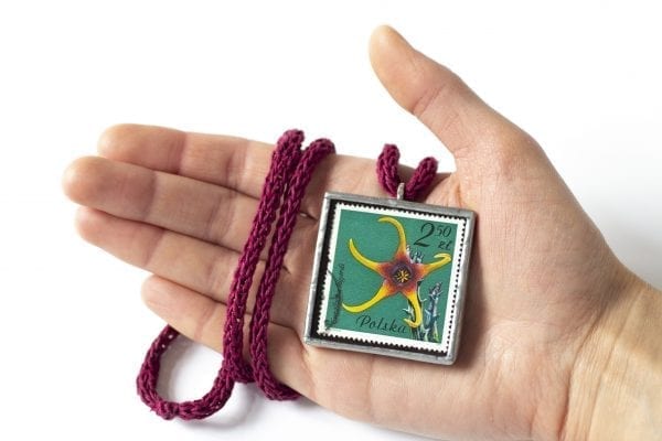 Dzikie Twory - wielkość naszyjnika ze znaczkiem pocztowym kwiat caralluma