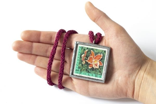 Dzikie Twory - wielkość naszyjnika ze znaczkiem pocztowym kwiat odontonia