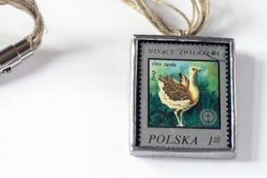 Dzikie Twory - naszyjnik ze znaczkiem pocztowym drop otis tarda detal