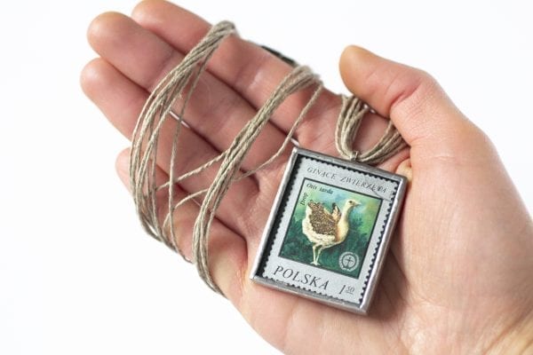 Dzikie Twory - naszyjnik ze znaczkiem pocztowym drop otis tarda wielkość