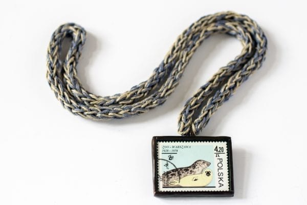 Dzikie Twory - naszyjnik ze znaczkiem pocztowym foki zoo warszawa