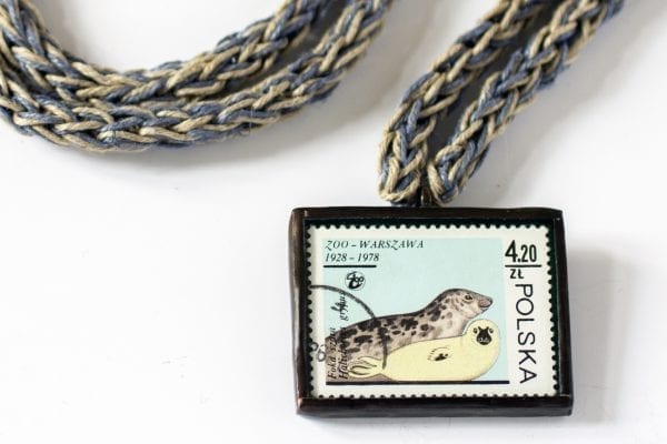 Dzikie Twory - naszyjnik ze znaczkiem pocztowym foki zoo warszawa detal