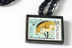 Dzikie Twory - naszyjnik ze znaczkiem pocztowym konie zoo detal