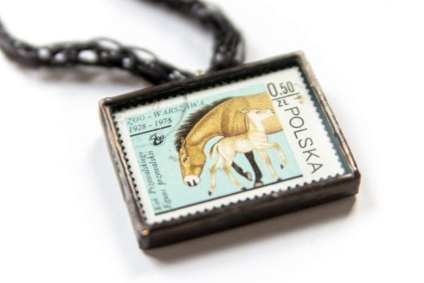 Dzikie Twory - naszyjnik ze znaczkiem pocztowym konie zoo zbliżenie