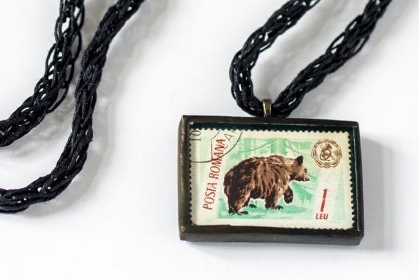 Dzikie Twory - naszyjnik ze znaczkiem pocztowym niedźwiedź posta romana detal