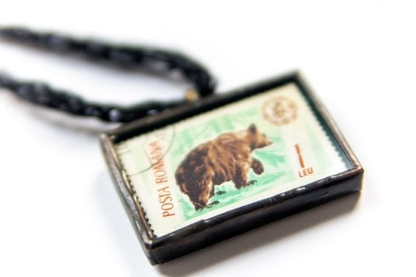 Dzikie Twory - naszyjnik ze znaczkiem pocztowym niedźwiedź posta romana zbliżenie