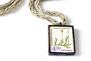Dzikie Twory - naszyjnik ze znaczkiem pocztowym widłak goździsty detal