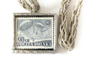 Dzikie Twory - naszyjnik ze znaczkiem pocztowym z 1952 roku spadochroniarze