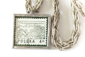 Dzikie Twory - naszyjnik ze znaczkiem pocztowym z 1977 roku polski drzeworyt ludowy