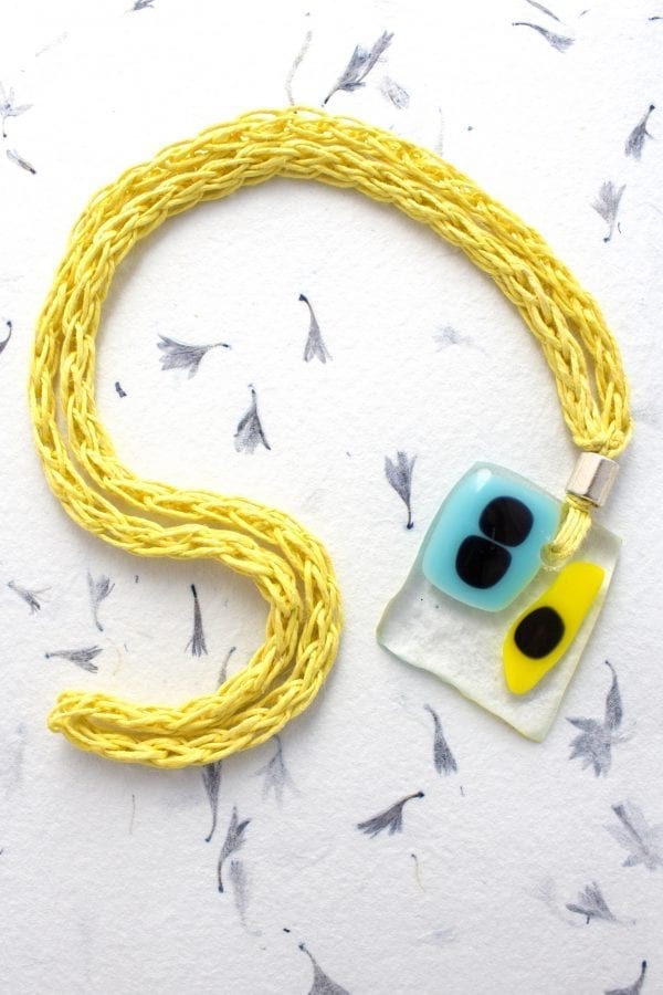 Dzikie Twory - szklany naszyjnik na żółtym lnianym łańcuszku - żółto niebiesko czarny