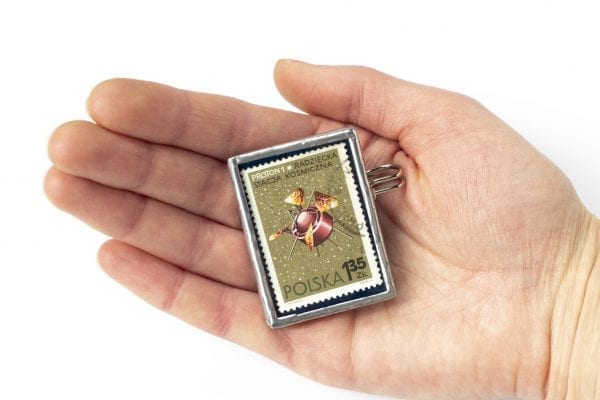 Dzikie Twory - broszka ze znaczkiem pocztowym z 1966 roku - proton1 - wielkość broszki