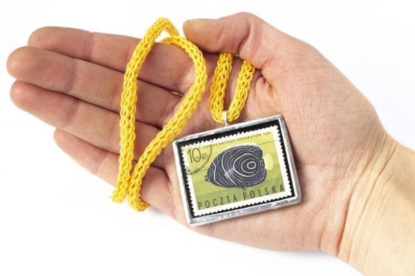 Dzikie Twory - naszyjnik ze znaczkiem pocztowym z 1967 roku - ryba ustniczek cesarski - wielkość wisiorka