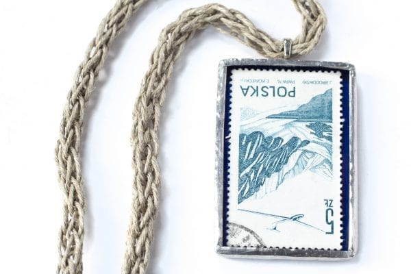 Dzikie Twory - naszyjnik ze znaczkiem pocztowym z 1976 roku - samolot nad górami