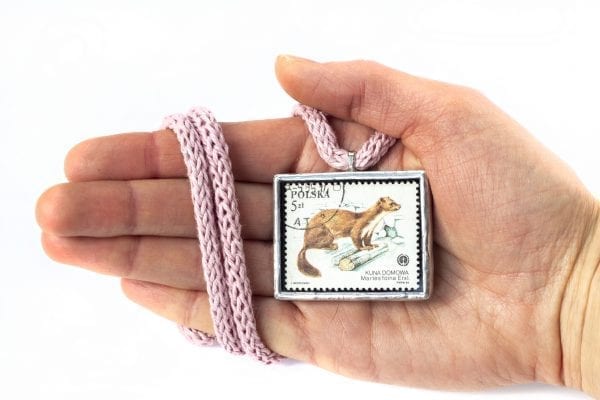 Dzikie Twory - naszyjnik ze znaczkiem pocztowym z 1984 roku - kuna domowa - wielkość wisiorka