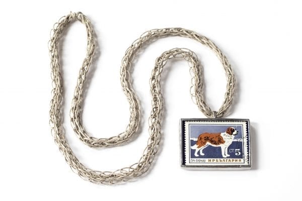 Dzikie Twory naszyjnik ze znaczkiem pocztowym z Bułagarii z 1964 roku - pies bernardyn