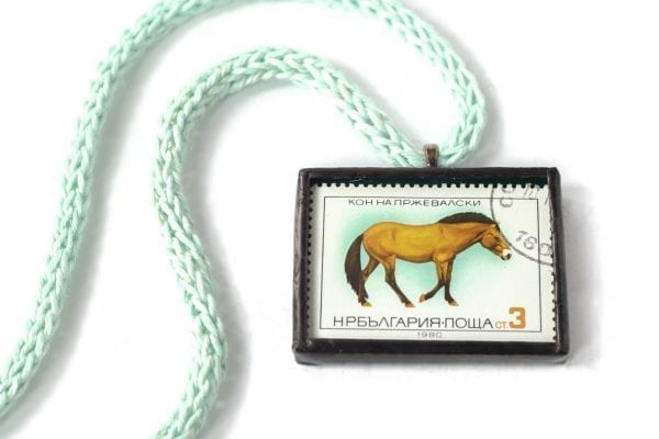 Dzikie Twory naszyjnik ze znaczkiem pocztowym z Bułargii z 1980 - koń