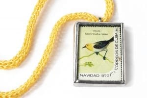Dzikie Twory naszyjnik ze znaczkiem pocztowym z Kuby z przełomu roku 1970 na 1971 - ptaszek chillina