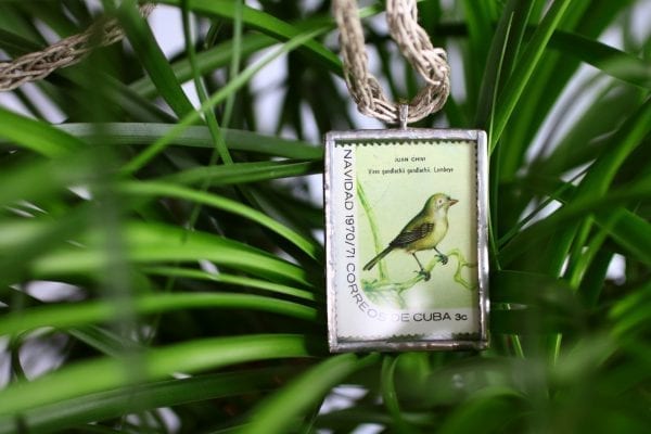 Dzikie Twory naszyjnik ze znaczkiem pocztowym z Kuby z przełomu roku 1970 na 1971 - ptaszek juan chivi