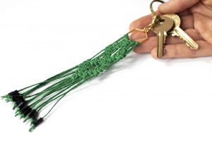 Dzikie Twory - makramowa zawieszka do kluczy lub torebki, w kolorze zielonym