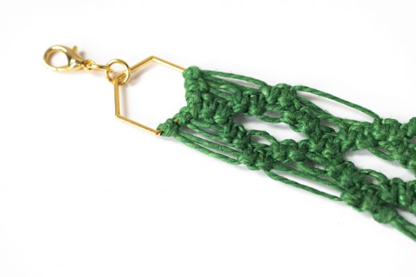 Dzikie Twory - makramowa zawieszka do kluczy lub torebki, w kolorze zielonym, zbliżenie na splot