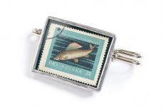 Dzikie Twory - broszka ze znaczkiem pocztowym z 1958 roku, ryba lipień