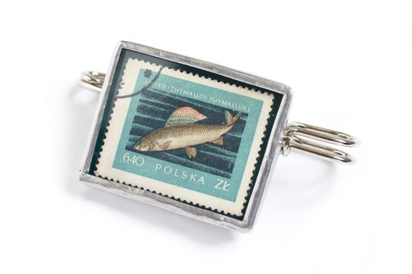Dzikie Twory - broszka ze znaczkiem pocztowym z 1958 roku, ryba lipień