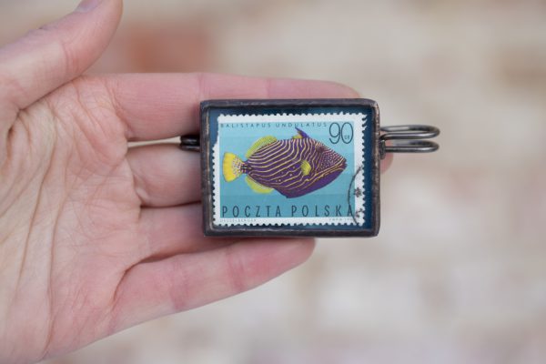 Dzikie Twory - broszka ze znaczkiem pocztowym z 1967 roku, ryba rogatnica kolczasta