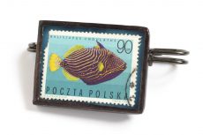 Dzikie Twory - broszka ze znaczkiem pocztowym z 1967 roku, ryba rogatnica kolczasta