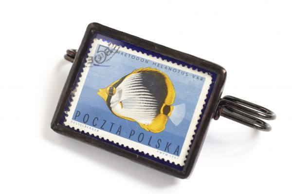 Dzikie Twory - broszka ze znaczkiem pocztowym z 1967 roku, ryba ustnik ciemnopręgi