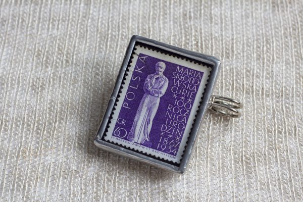 Dzikie Twory - broszka ze znaczkiem pocztowym z 1967 roku - Maria Skłodowska-Curie