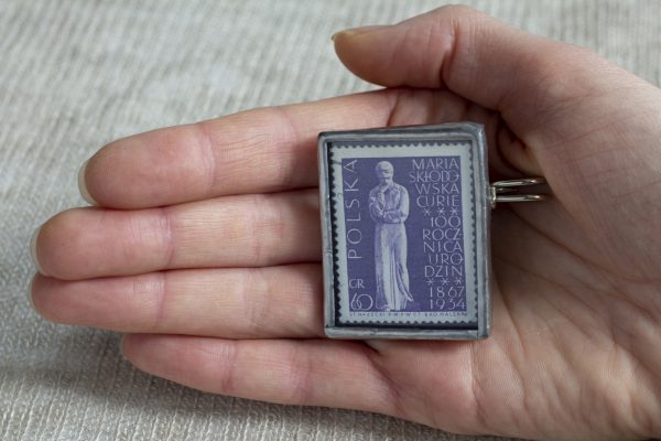 Dzikie Twory - broszka ze znaczkiem pocztowym z 1967 roku - Maria Skłodowska-Curie, wielkość broszki
