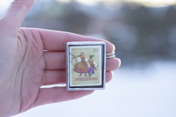 Dzikie Twory - broszka ze znaczkiem pocztowym z 1969 roku,stroje opoczyńskie, wielkość broszki