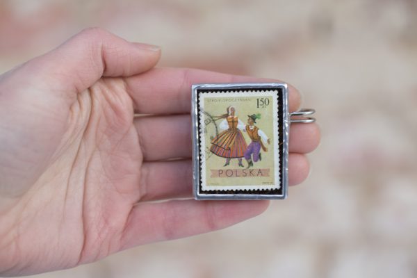Dzikie Twory - broszka ze znaczkiem pocztowym z 1969 roku,stroje opoczyńskie, wielkość broszki