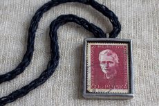Dzikie Twory - naszyjnik ze znaczkiem pocztowym z 1967 roku - Maria Skłodowska-Curie, zbliżenie na detal
