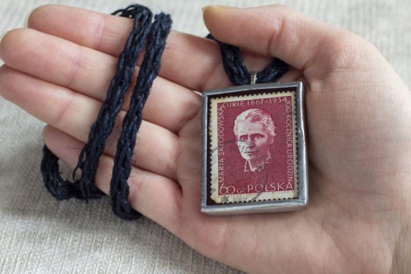 Dzikie Twory - naszyjnik ze znaczkiem pocztowym z 1967 roku - Maria Skłodowska-Curie, wielkość wisiorka