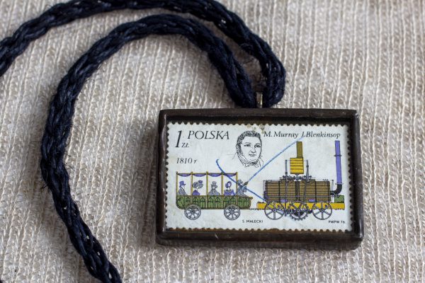 Dzikie Twory - naszyjnik ze znaczkiem pocztowym z 1976 roku - lokomotywa, zbliżenie na znaczek