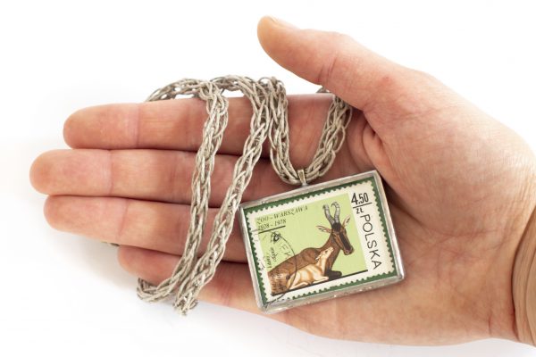 Dzikie Twory - naszyjnik ze znaczkiem pocztowym z 1978 roku, antylopa, wielkość wisiorka