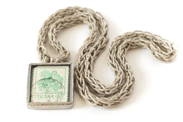 Dzikie Twory - naszyjnik ze znaczkiem pocztowym z 1974 roku - koniczyna