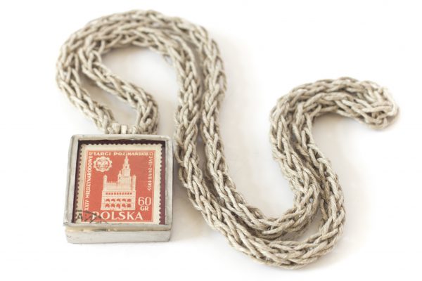 Dzikie Twory - naszyjnik ze znaczkiem pocztowym z 19755 roku - targi poznańskie