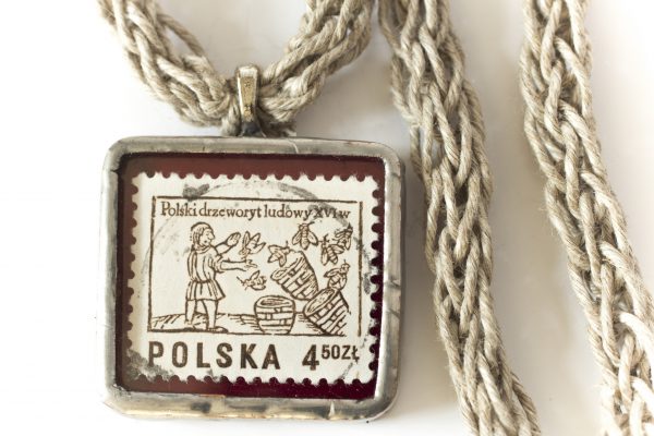 Dzikie Twory - naszyjnik ze znaczkiem pocztowym z 1977 roku - polski drzeworyt ludowy