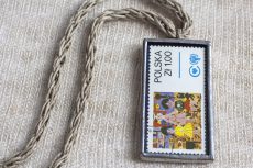 Dzikie Twory - naszyjnik ze znaczkiem pocztowym z 1979 roku - dziecięcy obrazek