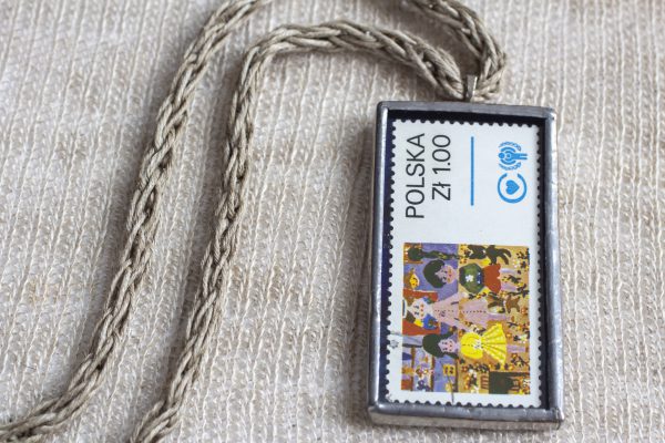 Dzikie Twory - naszyjnik ze znaczkiem pocztowym z 1979 roku - dziecięcy obrazek