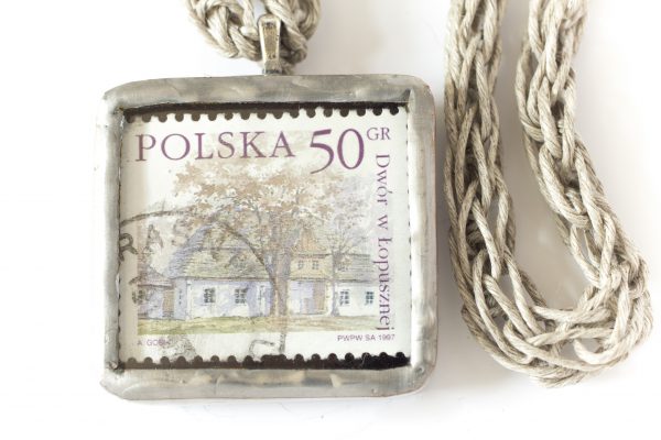 Dzikie Twory - naszyjnik ze znaczkiem pocztowym z 1997 roku - dwór w Łopusznej