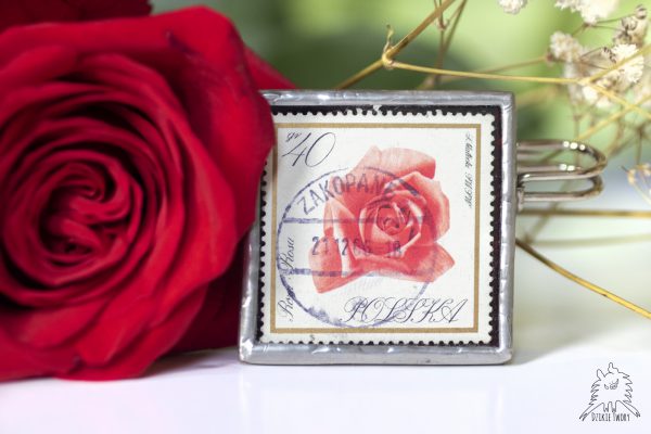 Dzikie Twory - broszka ze znaczkiem pocztowym - róża