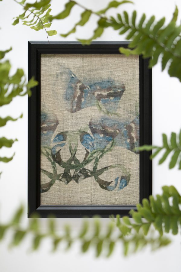 Dzikie Twory - akwarelowa grafika w ramce, na tkaninie lnianej - Niebieska plątanina roślin