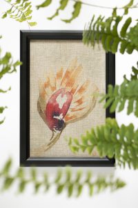 Dzikie Twory - akwarelowa grafika w ramce, na tkaninie lnianej - Ptak w garści