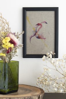 Dzikie Twory - akwarelowa grafika w ramce, na tkaninie lnianej - Dwa flamingi