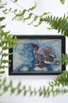 Dzikie Twory - akwarelowa grafika w ramce, na tkaninie lnianej - Fioletowa kaczka